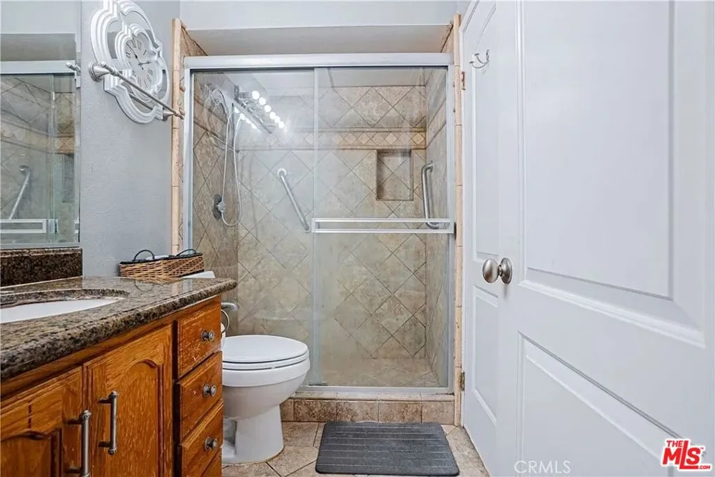 25301 Pine Creek Lane, Wilmington, California 90744 home-pic-23